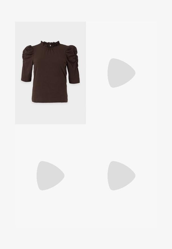 Donkerbruine top met korte mouwen, met geplooide pofmouwen en een geplooide hoge hals, weergegeven op een effen lichte achtergrond.; Donkerblauwe jeans met wijde pijpen, knoopsluiting aan de voorkant, rits, lussens voor riem en vijf zakken, tegen een lichte effen achtergrond.; Benen met donkere geribbelde leggings gecombineerd met zwarte ballerina's met kleine strikdetails op een witte achtergrond.; Bourgondische handtas van glanzend materiaal, rechthoekige vorm, met twee schouderbanden en subtiele gebogen accenten aan de voorkant.