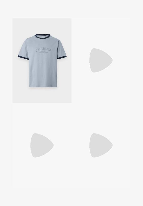 Hellblaues Baumwoll-T-Shirt mit marineblauem Rippenkragen und Ärmeln. Verziert mit erhabenem Text "ORIGINALS" und "CONTEMPORARY AESTHETICS" in einem dezenten Design.; Hellblaue Denim-Jeans mit geradem Bein, leichtem Ausbleichen, fünf Taschen und Gürtelschlaufen. Verfügt über gestickte Akzente und einen Knopfverschluss.; Schwarze Leder Chelsea-Stiefel mit elastischen Seitenteilen, strukturiertem Finish, abgerundeter Spitze und niedrigem, gestapeltem Absatz. Verfügt über eine Zuglasche für leichtes Anziehen.; Schwarzer Ledergürtel mit glatter Textur, ausgestattet mit einer rechteckigen Metallschnalle und einem eleganten, minimalistischen Design.