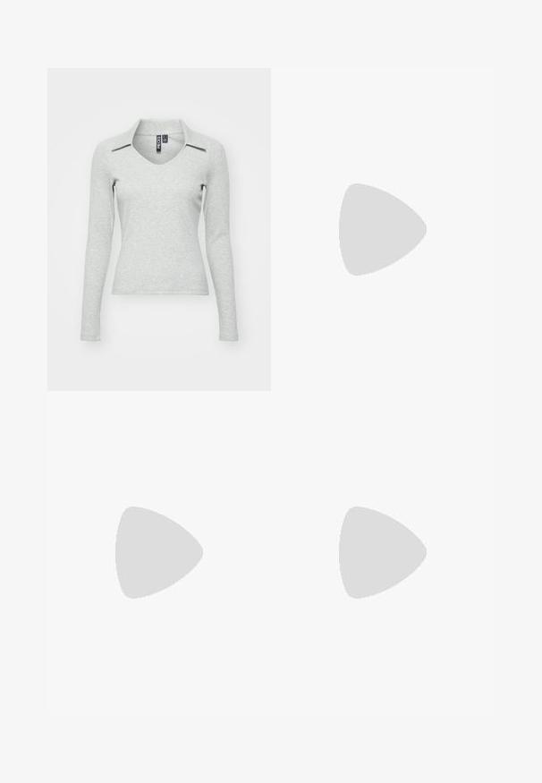 Helehall pikem varrukas V-kaelusega topp, millel on krae, pehmest tekstuurist kangast, ilusasti istuv disain ja minimaalne detailide arv.; ONLY Petite ONLMADISON BLUSH WIDE - Wide leg - dark blue denim; Beežid tipptallaga madalad kingad kergelt volditud kandaga, riputatud tekstuuritud vaiba kohale neutraalses toonis ruumis.; Kullatooni kaelakee ja käevõru komplekt läbipaistvate kristalllille ja lehemustritega, mõlemal reguleeritavad ketasulgurid valgel taustal.