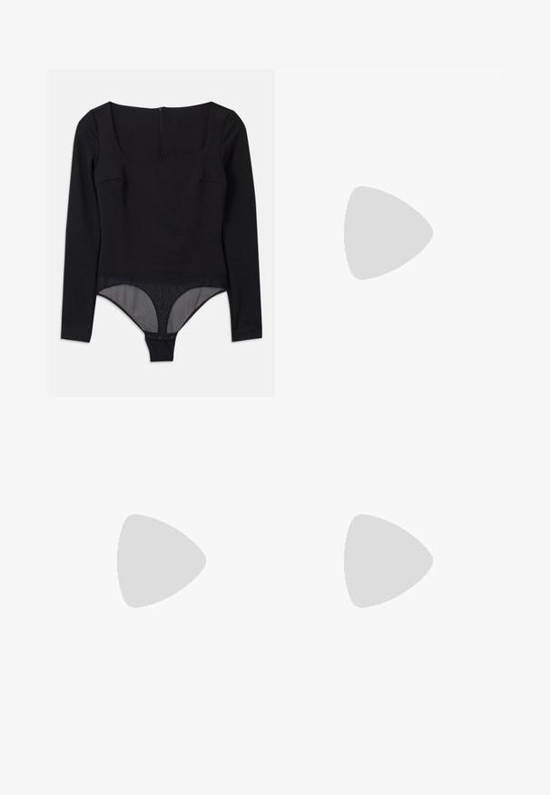 Sort langærmet bodysuit med firkantet udskæring og mesh-bund. Har en lynlåslukning bagpå og tryknapper for en sikker pasform.; Lysblå denimjeans med vid buksedesign, fem lommer og knaplukning. Stoffet har en subtil blegning og en klassisk tekstur.; Sorte læder højhælede mules med spids tå, udskåret sideskærm og glat tekstur. Stiletthæl og subtil syning.; Sort læder skuldertaske med sølvlignende nitter og vingeformet metalemblem på frontklappen mod en ensfarvet baggrund.