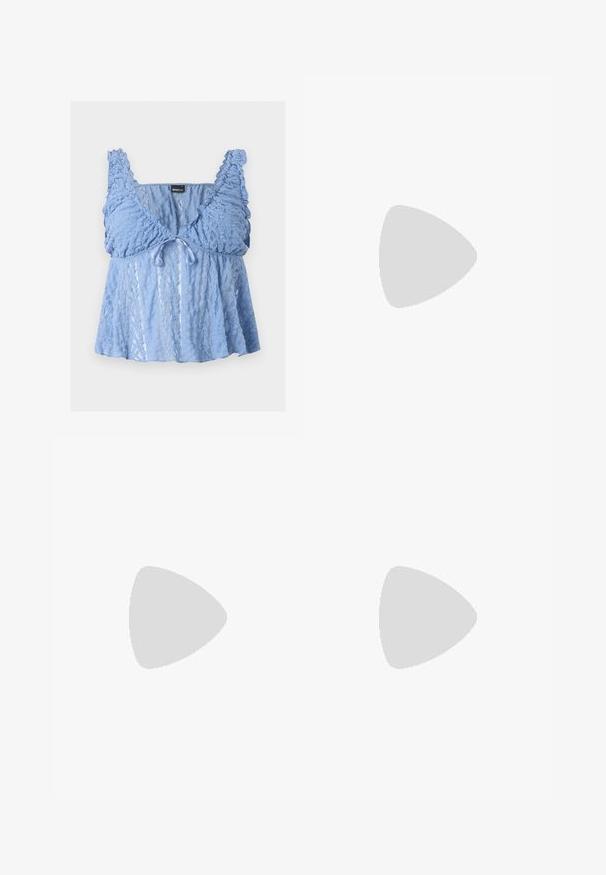 Haut sans manches en dentelle bleu clair avec des bretelles à volants, un petit nœud à l'avant et un design évasé semi-transparent.; Jupe en denim bleu clair avec une taille élastique et un ourlet asymétrique, suspendue sur un fond blanc uni.; Sandale plate noire avec deux larges brides, un détail découpé sur une des brides et une finition lisse mate. Semelle fine et flexible.; Sac fourre-tout marron avec des motifs d'assiettes vintage colorées et un texte jaune vif partiel, doté de doubles anses en tissu.