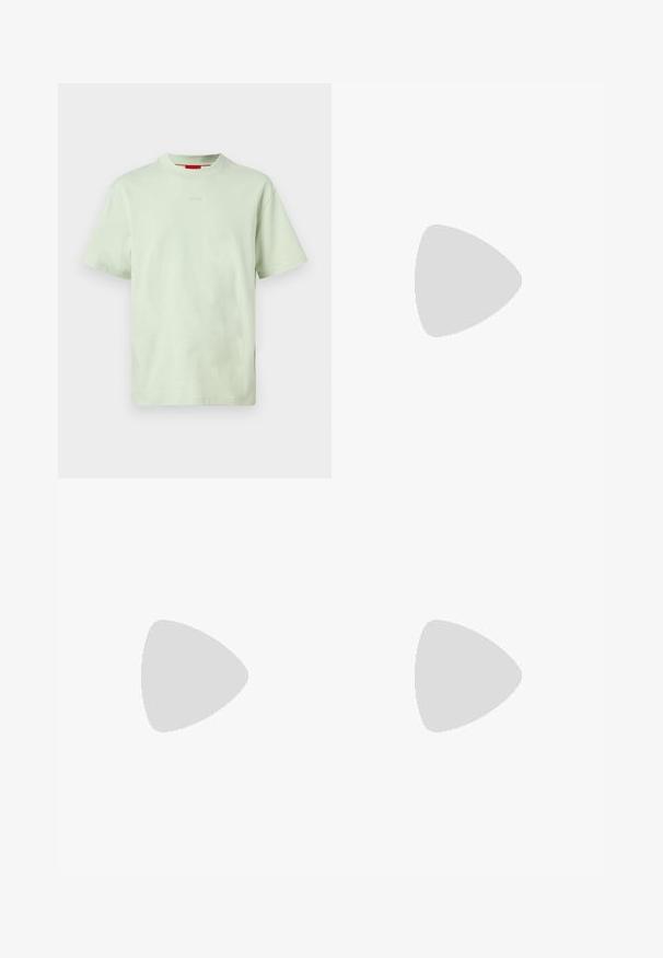 Lysegrøn T-shirt med korte ærmer og rund halsudskæring med lille brystlogo og rød indvendig kravelabel, vist på ensfarvet baggrund.; Lyseblå denim jeans med lige ben, der har en falmet vask, fem-lomme design og frontknaplukning.; Sort læderloafer med lav hæl svævende over beige tæppe ved siden af et blankt ravfarvet bord i et minimalistisk rum.; Sort læderbælte med en skinnende sølvfarvet metalspænde, glat tekstur og syninger langs kanterne. Har en løkke til at sikre bæltets ende.