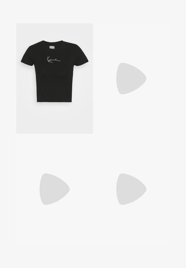Zwart cropped t-shirt van katoen, met een witte geborduurde handtekening logo op de borst. Korte mouwen en een ronde hals ontwerping.; Lichtgrijze vervaagde rechte spijkerbroek met voorzakken, riemlussen en een knoop- en ritssluiting.; Grijze Nike Air Force 1 sneaker met geperforeerde neus, glad leren bovenwerk, dikke zool en verhoogde 'AIR' details op de hiel.; Een paar rechthoekige zonnebrillen met lichtblauwe doorzichtige monturen en donkergrijze glazen, met rechte pootjes en minimale hardwaredetails.