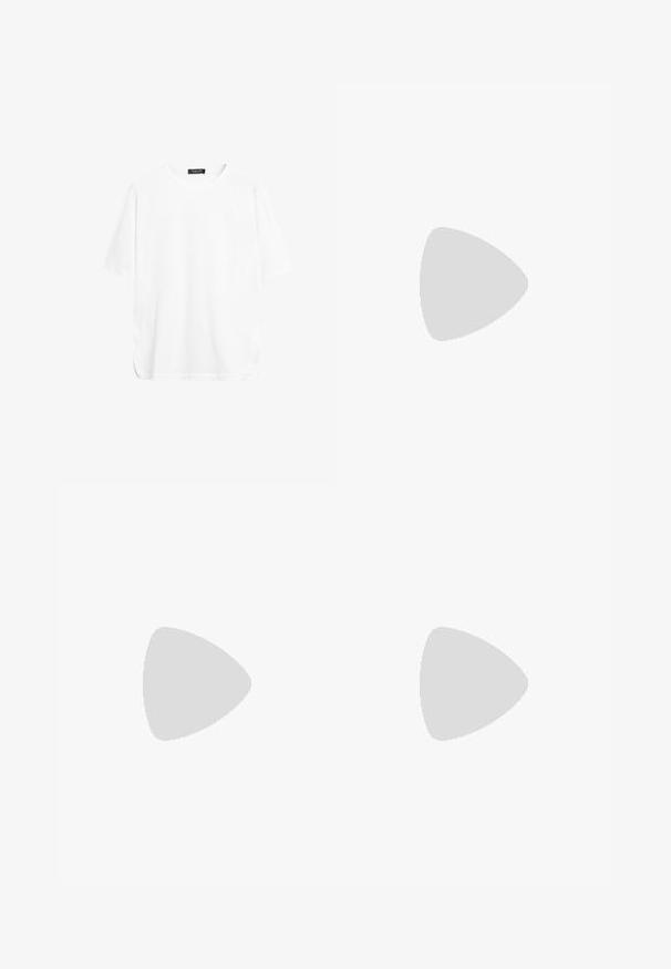 Effen wit T-shirt met korte mouwen en ronde hals met een zwart merklabel bij de kraag, weergegeven op een witte achtergrond.; Wijd gesneden jeans van lichtblauwe denim met vervaging, met een vijf-pocket ontwerp, knoopsluiting en minimale stikdetails.; Enkele lichtbeige rubberen teenslipper met een getextureerd voetbed en Y-vormige band op een effen grijze achtergrond.; Lichtblauwe denim handtas met twee schouderbanden bevestigd aan metalen ringen en decoratieve klinknagels aan de voorkant en zijkanten.