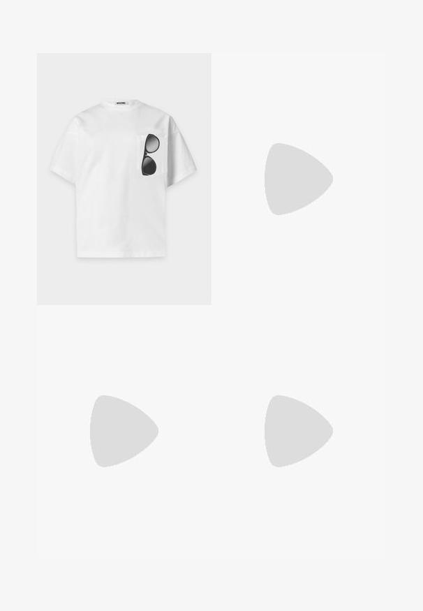 Hvid kortærmet t-shirt med brystlomme med trykt sort solbrilledesign og et Moschino-mærke ved kraven.; Sort læder nederdel i flare-stil med en glat tekstur, bred kant og en tætsiddende talje. Overfladen har en subtil glans og ingen synlige dekorationer.; Sort hæl-sandal med smal ankrem, firkantet tå-boks, glat lædermateriale og metalspænde som pynt.; Sort halvmåneformet håndtaske med knyttet håndtag og guld "Love Moschino" logo plaque foran, lynlåslukning øverst.