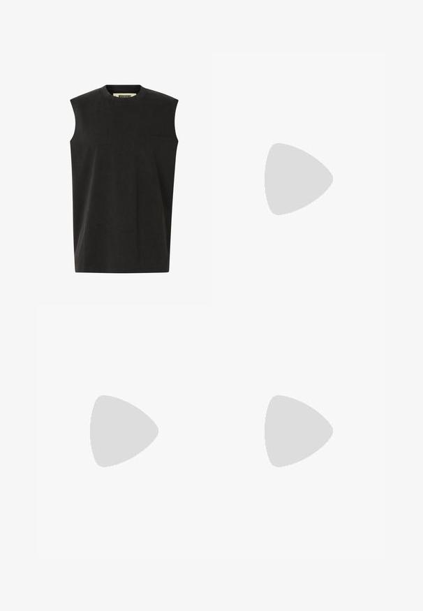 Μαύρο αμάνικο T-shirt με στρογγυλή λαιμόκοψη και διακριτικό λογότυπο "Woodbird" στο επάνω αριστερό μέρος του στήθους.; Μαύρο cropped παντελόνι με ελαστική μέση και κορδόνι. Κατασκευασμένο από απαλό, ελαφρύ ύφασμα με πλαϊνές ραφές για άνετη εφαρμογή.; Πόδια με μαύρα σανδάλια slide με καρτουνίστικο πρόσωπο που φορά γυαλιά ηλίου, σε συνδυασμό με μαύρο cropped παντελόνι σε ξύλινο πάτωμα.; Τσάντα καμβά με μακριές μαύρες λαβές, μαύρο κάτω τελείωμα και μπροστινή τσέπη με λογότυπο "Les Deux" σε μαύρο γραφικό.