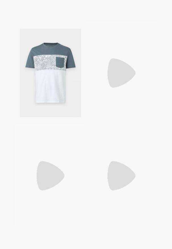 Herre t-shirt med korte ærmer med turkis øverste sektion, hvid nederste sektion, mønstret blomsterstribe i midten og turkis brystlomme.; Denim shorts i en mellemmel tone med opkrøllede manchetter, fem-lomme design, messingknaplukning og kontraststing.; Hvid lavtop sneaker med snørebånd foran og tyk sål, vist fra siden mod en neutral baggrund.; Kremfarvet lærredstote-taske med frontlomme, to håndtag, justerbar skulderrem og lille gul "O.N.S" tekst i nederste højre hjørne af lommen.