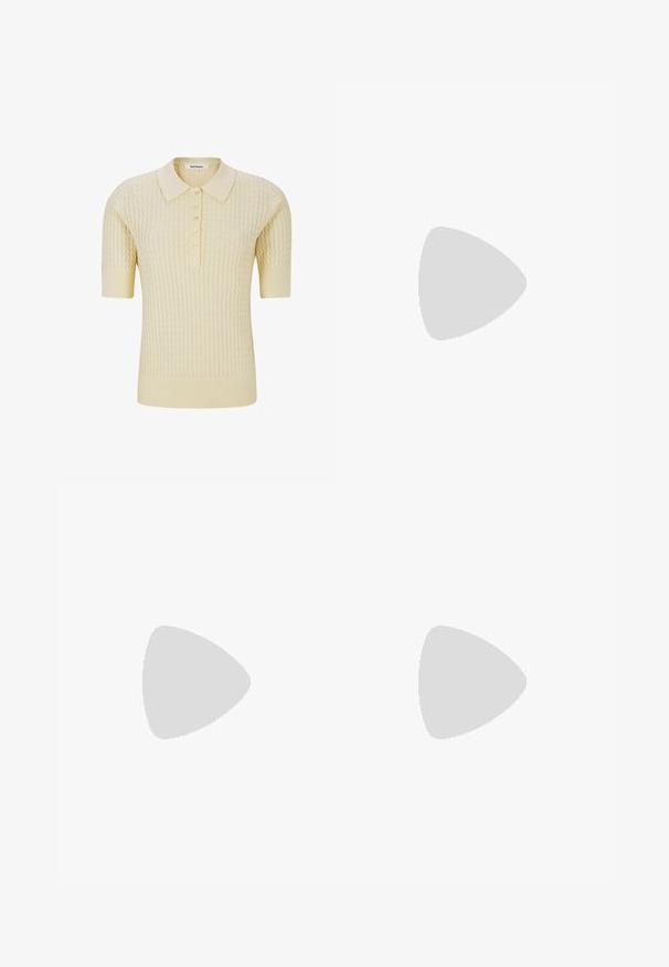 Hellgelbes, kurzärmliges Poloshirt aus Strick mit strukturiertem Muster, fünf Knöpfen sowie einem gerippten Kragen und Saum. Weiche Stoffstruktur.; Ausgestellte blaue Jeans aus Denim mit hoher Taille, mit gesteppten Taschen, Metallknopf und glatter Textur. Klassisches Fünf-Taschen-Design.; Braune Plattformslipper mit runder Zehenpartie, Quastenakzenten, genähten Details und dickem, schwarzem Gummiabsatz mit strukturiertem Profil.; Brauner Ledergürtel mit einer breiten silbernen Zielfelschnalle, die einen türkisfarbenen Akzent und filigrane Details entlang des Schnallenrands aufweist.