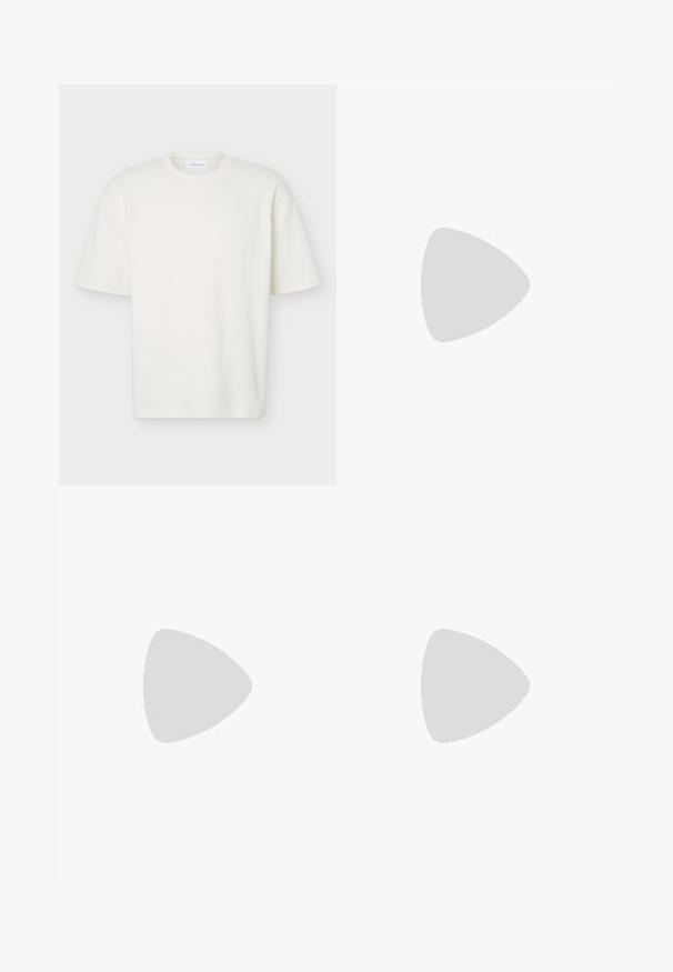 Witte textuur korte mouw T-shirt met ronde hals, reguliere pasvorm en een klein merklabel aan de binnenkant van de kraag.; Rechtermode blauwe denim jeans met een voorste knoop, ritssluiting, riemlussen en vijf-vakken ontwerp op een effen witte achtergrond.; Bruine leren bootschoen met zwarte veters, beige stiksel en een robuuste zool, zwevend boven een grijze betonnen vloer.; Bruine lederen riem met een metalen zilverkleurige gesp, gladde textuur en een eenvoudig ontwerp zonder zichtbare patronen of versieringen.