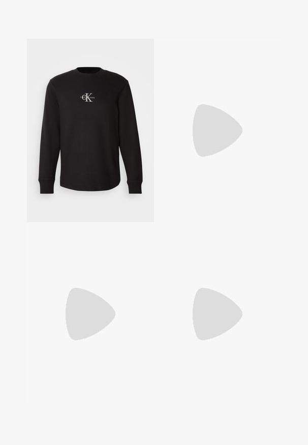 Zwarte longsleeve sweatshirt van textuurstof, met een ronde halslijn en een witte "CalvinK Jeans" logo op de borst.; Zwarte rechte denim jeans met knoop- en ritssluiting aan de voorkant, voor- en achterzakken, weergegeven op een witte achtergrond.; Witte leren sneakers met een zwarte hielaccent, voorzien van platte veters, een afgeronde neus en een geribbelde rubberen zool voor grip.; Zwarte Calvin Klein messenger bag met verstelbare schouderriem en klep aan de voorkant die met een gesp is vastgemaakt, afgebeeld tegen een effen achtergrond.