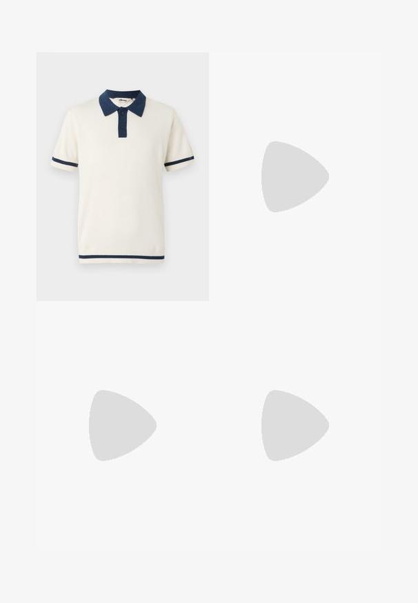 Poloshirt met korte mouwen in gebroken wit met een marineblauwe kraag en mouwstrepen. Heeft twee knopen bij de hals en een zachte, gladde textuur.; Marineblauwe broek van lichtgewicht stof, met een frontale knoopsluiting, twee zijzakken en een recht gesneden ontwerp.; Witte leren sneakers met een gladde textuur, tan accent op de hiel, gouden logo aan de zijkant en een rubberen zool met een gestructureerde grip.; Blauwe canvas tas met voorvak en rode "O.N.S" borduring, voorzien van dubbele handvatten en een verstelbare schouderriem.