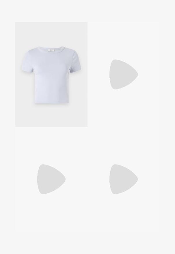 Lyseblå kortærmet t-shirt med rund hals, lavet af blødt stof; har en tætsiddende pasform og diskrete syninger.; Mørkeblå, flagrende leggins lavet af strækbart materiale med højtalje. Glat tekstur og ensfarvet, ingen synlige mønstre eller accenter.; Ben iført mørke ribbede leggings kombineret med sorte balletsko med små sløjfedetaljer på hvid baggrund.; Lille sort blank håndtaske med to lange håndtag og snøre-detaljer i siden på en ensfarvet lys baggrund.
