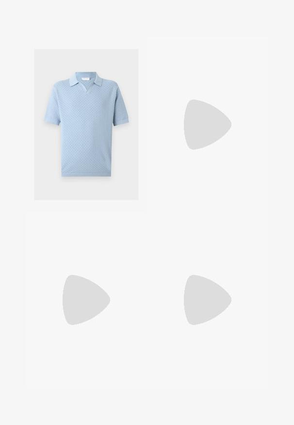 Hellblaues Poloshirt mit kurzen Ärmeln, strukturiertem Kariertmuster sowie geripptem Kragen, Bündchen und Saum.; Hellblaue, maßgeschneiderte Hose mit flacher Vorderseite, Seitentaschen, Gürtelschlaufen und geradem Bein vor schlichtem Hintergrund.; Beige Wildlederschuh mit einer runden Zehenform, flachen Schnürsenkeln und einer strukturierten Gummisohle. Minimalistisches Design mit glatten Kanten und dezenten Nähten.; Dunkelbraune Stoff-Gürteltasche mit diagonalem Reißverschlussfach und kleinem weißen Logo vorne, vor einem einfarbigen hellen Hintergrund.