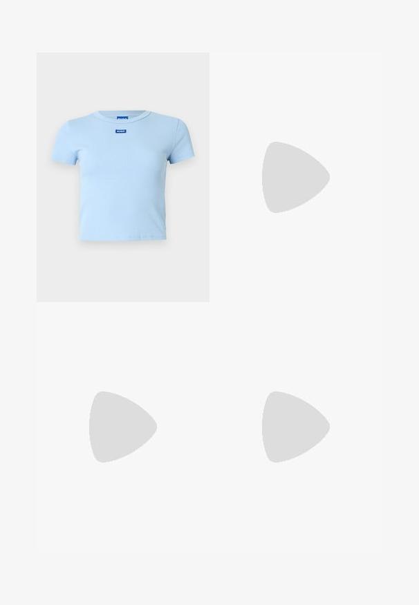 Lichtblauw geribd T-shirt met korte mouwen en een ronde hals. Voorzien van een klein blauw "HUGO"-logo aan de voorkant, minimalistisch design.; Lichtblauwe, high-waisted jeans met een wijd uitlopende pasvorm. Gemaakt van denim, met een uitgerafelde zoom en een sluiting met knopen aan de voorkant.; Zwarte leren sandalen met dunne banden en een gespsluiting rond de enkel. Platte zool met een gestructureerde afwerking en een zigzagrand. Minimalistisch design.; Witte schoudertas met verstelbare band en subtiel gestructureerd patroon, rechthoekige vorm met afgeronde hoeken, zilveren gesp op de band.