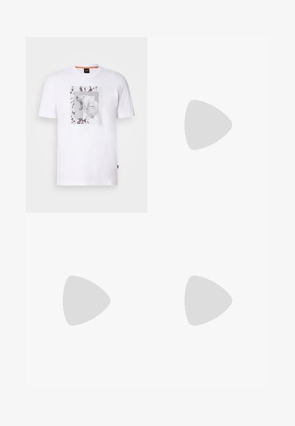 Witte katoenen t-shirt met een afbeelding van een brullende ijsbeer binnen een rechthoekig kader,Accentueerd door abstracte zwarte en grijze patronen.; Donkerblauwe denim jeans met een rechte pijp, voorzien van vijf zakken, een knoopsluiting en subtiele stikselaccenten.; Zwarte leren sneakers met een gladde textuur, ronde neus, platte rubberen zool en tonale veters. Kenmerkt zich door de gouden "BOSS" branding aan de zijkant.; Zwarte crossbodytas met een voorvak met rits, een gestructureerd oppervlak en een verstelbare band, hangend tegen een effen lichte achtergrond.
