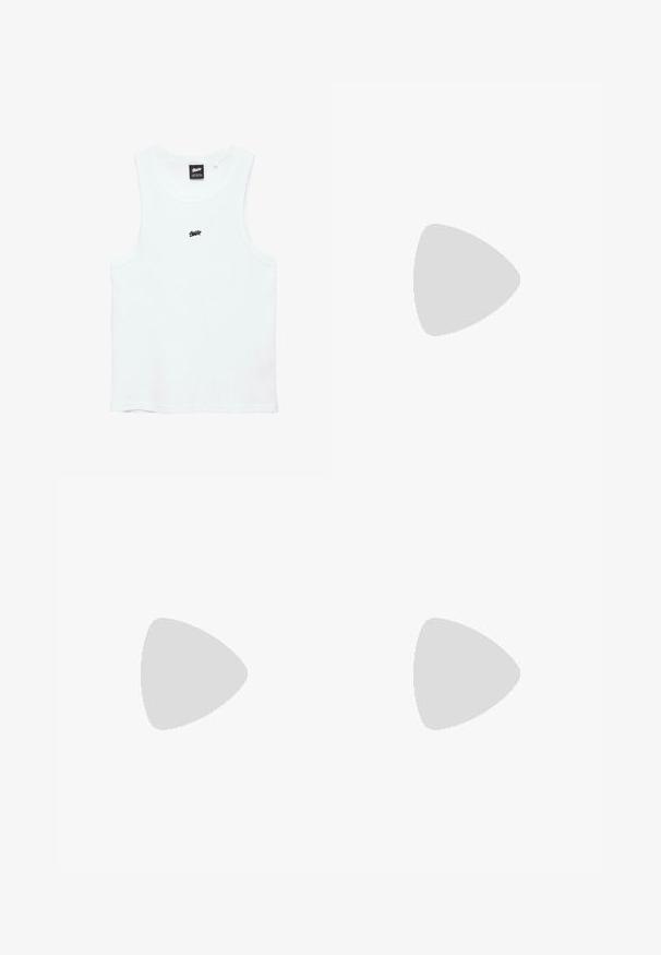 Débardeur blanc côtelé sans manches avec petit logo noir centré sur la poitrine et étiquette noire à l'intérieur du col.; Shorts décontractés gris clair avec ceinture élastique et poches latérales, présentés à plat sur un fond blanc.; Sandale tongs plates noires avec une large bride d’orteil et une semelle texturée, vue de profil sur fond blanc.; Lunettes de soleil Ray-Ban avec des verres verts, monture en plastique noir et accents dorés sur les bords. Forme carrée avec une finition mate.