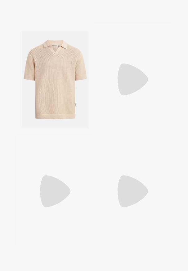 Beige Strick-Poloshirt mit kurzen Ärmeln, strukturiertem Waffelmuster, gerippten Bündchen und Saum sowie kleinem Kragen mit V-Ausschnitt.; Beige Shorts aus strukturiertem Stoff mit einer zerknitterten Oberfläche, einem elastischen Bund und zwei vorderen Falten.; Schwarzer Lederloafer mit glatter Oberfläche, spitzer Zehenpartie und gestickten Details über dem Spann. Niedriger Absatz und minimalistisches Design.; Schwarze rechteckige Sonnenbrille mit dünnem Metallrahmen und dunklen Gläsern, die auf einer weißen Oberfläche liegt.