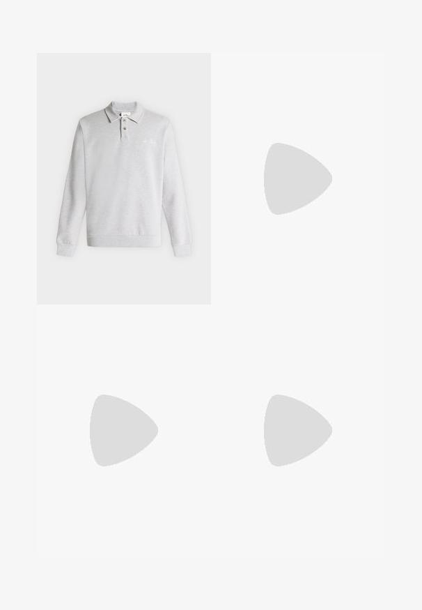Vaaleanharmaa pitkähihainen poolopaita, jossa on kaksi nappia, ribbineuloksiset kalvosimet ja helma sekä hillitty kirjailtu logo rinnassa.; Vihreät oliivinvihreät housut, jotka on valmistettu teksturoidusta kankaasta, jossa on säädettävä vyötärö ja suorat lahkeet, esillä valkoista taustaa vasten.; Beige mokasíny z semišu s nabraným designem, s plochou podrážkou a dekorativním páskem přes nárt. Hladký povrch.; Musta nahkavyö, joka on kierretty ja jossa on hopeanvärinen suorakaiteen muotoinen metallisolki, johon on kaiverrettu "BOSS", vaaleanharmaalla taustalla.
