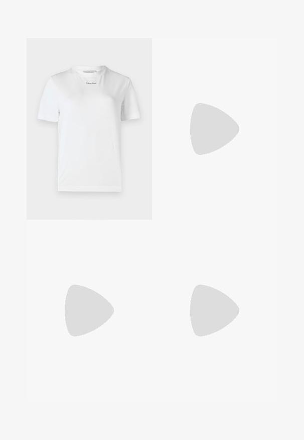 Witte katoenen t-shirt met korte mouwen, ronde hals en een klein zwart logo "Calvin Klein" op de voorkant gedrukt. Zachte textuur.; Zwart denim met wijde pijpen, met een hoge taille, vijf zakken en subtiele vervaging aan de voorkant.; Zwarte leren enkelboot met een spitse neus, een geometrische gestapelde hak en een trekband aan de achterkant. Gladde textuur en slank ontwerp.; Kleine schoudertas in marineblauw met een zwarte riem en een Tommy Jeans-logo op het midden aan de voorkant.