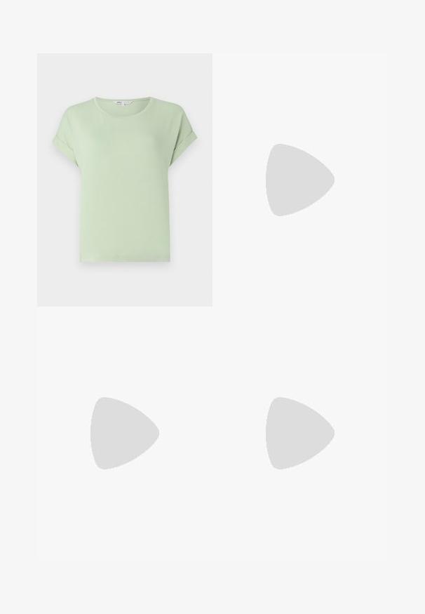 Lichtgroene T-shirt gemaakt van zachte stof, met een ronde halslijn en opgerolde korte mouwen. Eenvoudige, relaxte pasvorm zonder patronen of accenten.; Lichtblauwe vervaagde skinny jeans met een knoopsluiting aan de voorkant en vijf zakken, plat gelegd op een witte achtergrond.; Zwarte leren slingback ballerina met spitse neus, voorzien van twee horizontale bandjes en vierkante zilveren gespen, lage hak en een gladde textuur.; Gewatteerde groene schoudertas met een zachte textuur, rechthoekige vorm, enkele schouderriem en een ritsluiting in goudkleur. Voorzien van een gewatteerd patroon.