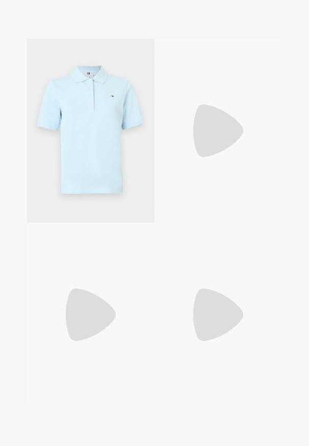 Polo de manga corta de color azul claro con cuello, cuatro botones blancos y pequeño logotipo rectangular en rojo, blanco y azul en el pecho izquierdo.; Pantalones azules acampanados hechos de tejido texturizado, con una cintura ajustada y detalle de plisado en la parte delantera, adecuados para ocasiones formales o informales.; Bailarinas de cuero negro con punta afilada, suela plana y una pequeña correa con detalle de hebilla plateada.; Bolso tote de cuero negro con asas largas y herrajes dorados, con un sutil logo "GINO ROSSI" en el centro frontal.