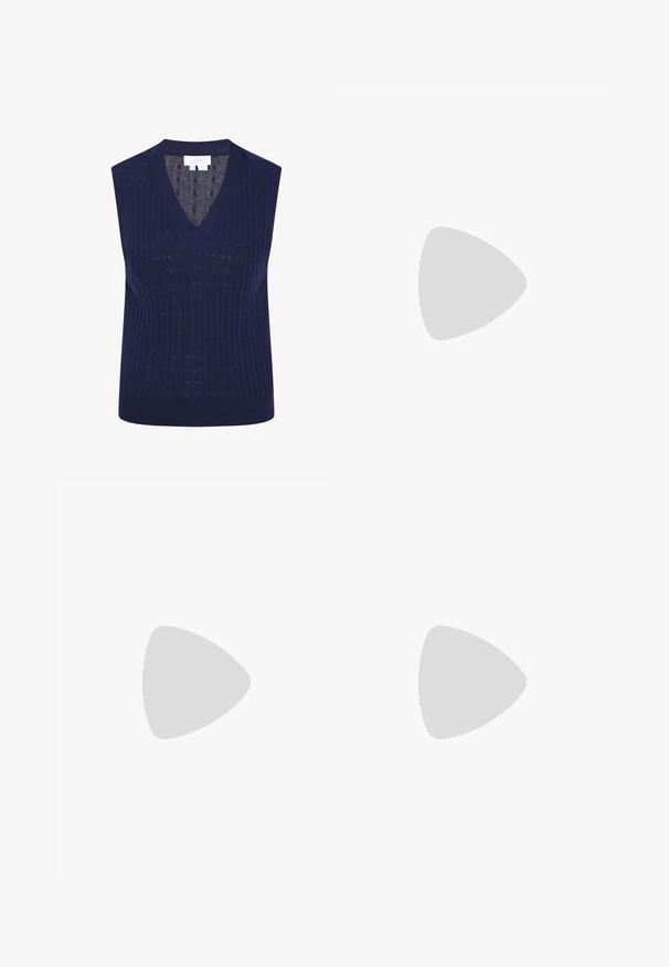 Navyblauer ärmelloser Pullover mit V-Ausschnitt, ausgestattet mit einer gerippten Textur und einem dezenten vertikalen Kabelstrickmuster, hergestellt aus weichem Stoff.; Braune weit geschnittene Hose aus glattem Stoff mit hohem Bund und zwei Vorderfalten, entworfen für einen lockeren Sitz.; Mary-Jane-Schuhe aus dunkelburgunderfarbenem Lackleder, mit gestanzten Details und einem geschnallten Riemen. Niedriger Blockabsatz, runde Zehenform.; Beige Canvas-Handtasche mit dunkelbraunen Lederbesätzen und Griffen, mit kleinem goldfarbenem "cK"-Logo vorne.