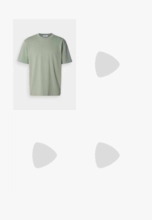 T-shirt vert clair à manches courtes en coton doux. Présente un col rond et une coupe droite et décontractée. Design minimaliste, sans motifs.; Shorts beiges avec un motif camouflage crème, dotés d'une fermeture boutonnée, de passants de ceinture et de poches. Fabriqués dans un tissu à la texture lisse.; Sabot en daim marron à enfiler avec bout fermé, semelle rembourrée et talon bas, conçu pour une utilisation décontractée en intérieur et en extérieur.; Collier en chaîne torsadée argentée et bracelet assorti avec fermoirs ajustables, posés à plat sur un fond blanc.