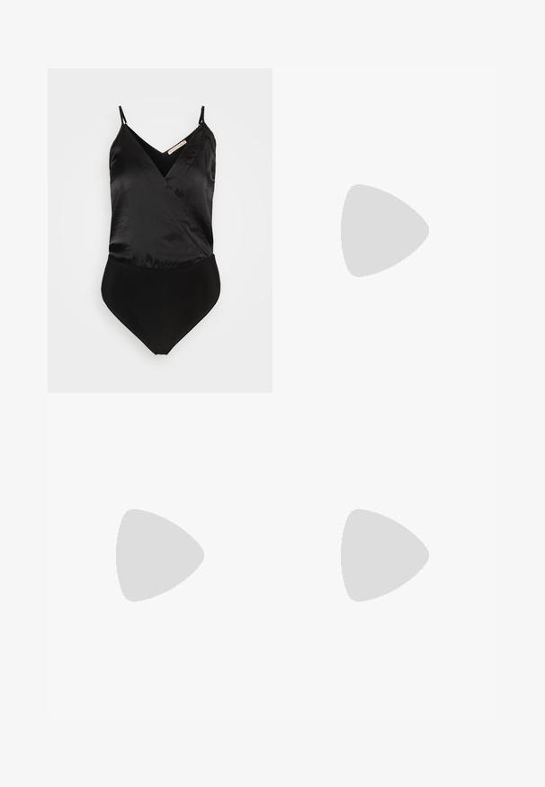 Anna Field by Zalando Débardeur - black; Jupe nuisette en satin couleur crème avec taille élastique et bordure en dentelle festonnée le long de l'ourlet, présentée sur fond blanc.; Sandale noire à talon haut avec fines brides, lien autour de la cheville et talon aiguille de hauteur moyenne sur fond blanc.; Pochette en velours noir avec quincaillerie dorée, de forme rectangulaire, et une bandoulière en chaîne, présentant une texture lisse et sans motifs visibles.