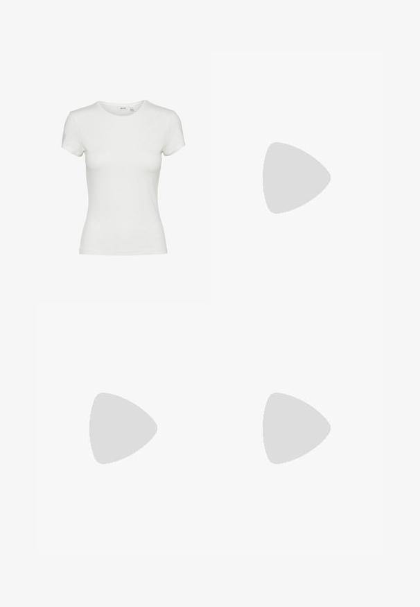 Aware AWINES - T-shirt basic - snow white; Wide-leg jeans van blauwe denim, met een hoge taille, knoopsluiting aan de voorkant en gestikte details. Geen patronen of versieringen.; Witte slingback kitten heel schoen met een gestructureerd geweven bovenwerk en decoratieve stoffen knopen bovenop, zijaanzicht op een lichte achtergrond.; Zwarte tote bag met blauwe accenten, met een ritsvak aan de voorkant. Het materiaal lijkt stevig met dubbele blauwe handvatten en merktekst.