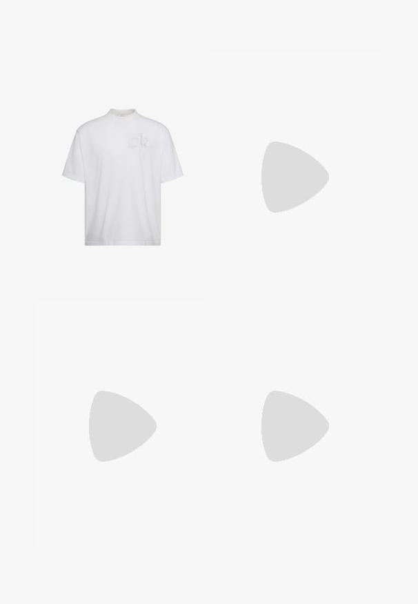Weißes T-Shirt mit kurzen Ärmeln und Stehkragen, mit dezent erhabenem "ck"-Logo auf der linken Brustseite.; Schwarze Shorts aus elastischem Stoff mit einem elastischen Bund, Seitentaschen und einem schlichten, klaren Design. Keine Muster oder Verzierungen.; Schwarze Leder-Sneaker mit glatter Oberfläche, abgerundeter Zehenpartie, gleichfarbiger Nähte, schnürbarem Vorderteil und flacher Gummisohle. Schlaufe an der Ferse.; Schwarze Calvin Klein Tote-Tasche mit zwei langen Griffen und Fronttasche, mit dem Markenlogo in Weiß und Grau.