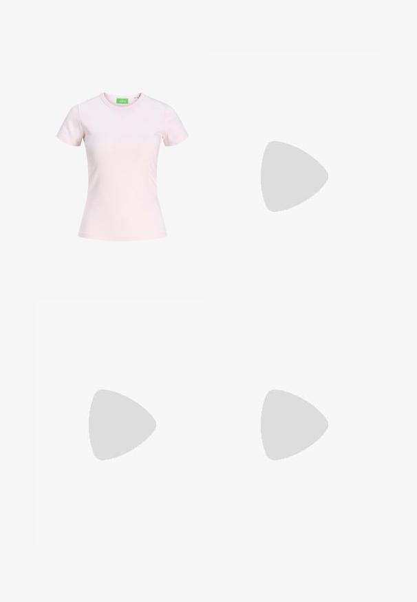 Camiseta ajustada de manga corta y cuello redondo de color rosa claro liso con una etiqueta verde dentro del cuello que muestra el nombre de la marca JJXX.; Jeans de talle alto y pierna ancha en denim azul claro con un efecto desgastado, que cuentan con cierre de botón, cinco bolsillos y detalles de costura.; Bailarinas beige con un exterior de cuero liso, punta en forma de almendra y una correa elástica en el empeine, con detalles de costura sutiles.; Bolso de mano de cuero tejido color granate con asa curva, ribete blanco, cremallera plateada y correa desmontable de tela ancha para el hombro sobre fondo liso.