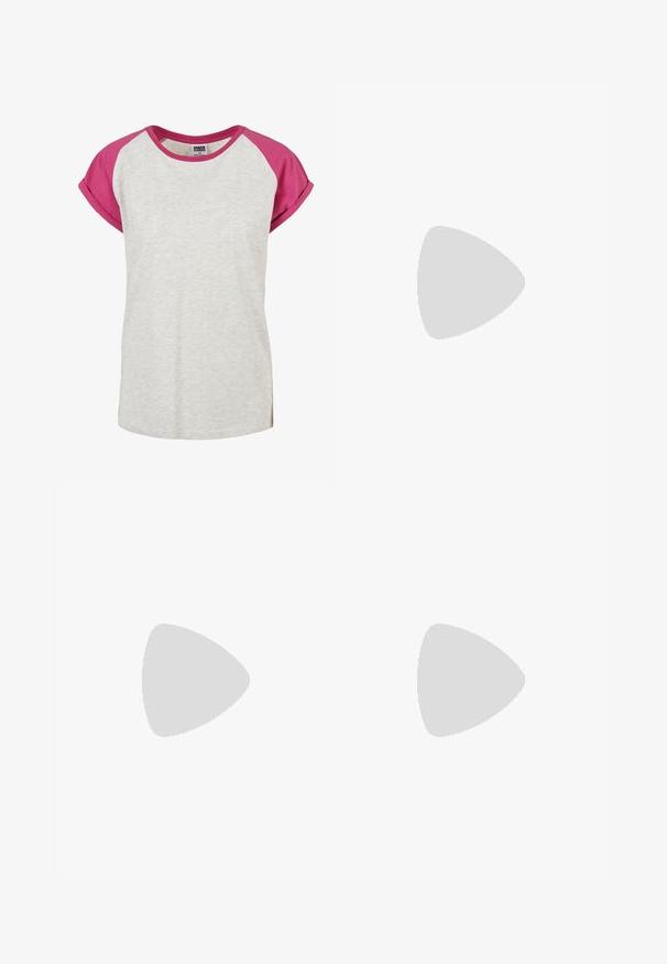 Lysegrå T-shirt med korte, opsmøgede lyserøde ærmer. Blødt stof, rund halsudskæring og sideslidser for bevægelsesfrihed.; Sorte lige jeans med knaplukning, front- og baglommer samt kobbernitte detaljer på en hvid baggrund.; Sort lavt sneakers i lærred med hvid sål i gummi, sorte snørebånd og metaløjer på hvid baggrund.; Sølv hoops øreringe med et tyndt, glat design; langstrakt oval form; poleret finish; har en sikker krog lukning.