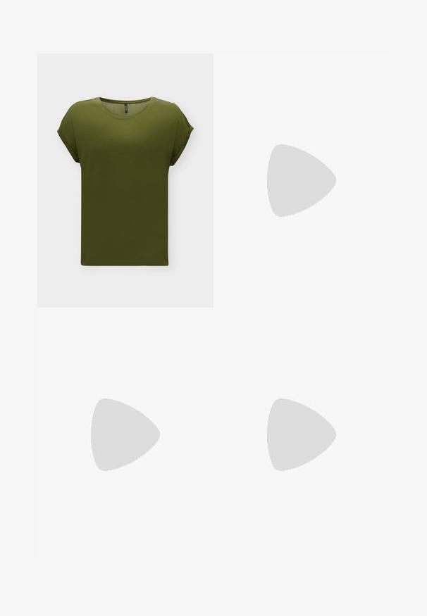 T-shirt uni vert olive à manches courtes avec revers de manches retroussés et encolure ronde, présenté sur fond blanc.; Jean en denim noir taille haute à jambes droites avec poches avant, passants de ceinture, bouton et fermeture éclair sur fond blanc.; Bottes en cuir noires jusqu'aux genoux avec un bout pointu et un petit talon, présentées sur un fond clair.; Sac hobo en cuir vert au design décontracté, avec une poignée incurvée et une texture lisse. Ne contient aucun matériel ou accent visible.