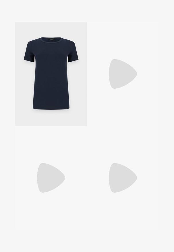 Μπλε ναυτικό κοντομάνικο βαμβακερό T-shirt με στρογγυλή λαιμόκοψη, απλωμένο επίπεδα πάνω σε λευκό φόντο.; Μαύρο παντελόνι με καμπάνα και κορδόνι μέσης. Κατασκευασμένο από απαλό ύφασμα, με άνετη γραμμή και καθαρές γραμμές. Χωρίς ορατές τσέπες.; Καφέ παπούτσι με χαμηλό τακούνι και πουά σχέδιο, με λουράκι σε σχήμα Τ και πλαϊνή αγκράφα σε απλό λευκό φόντο.; Ανοιχτόχρωμο δερμάτινο πορτοφόλι χειρός με δομημένο πάνω πλαίσιο και λουράκι για το χέρι, εμφανίζεται μπροστά σε απλό ανοιχτό φόντο.