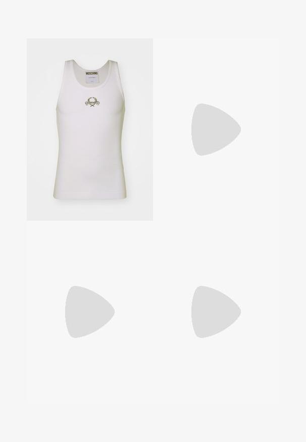 Hvid ribbet tanktop med et guldbroderet logo med dekorative accenter, rund halsudskæring og uden ærmer.; Sorte sweatpants lavet af blødt stof, med elastisk talje, sidelommer og ribbede manchetter ved anklerne. Minimalistisk design.; Svarte gummisandaler med udskæringsdesign, der har en gylden spænde-lukning og en tekstureret indersål. Præget logo på hælen.; Sort stof kosmetikpose med rektangulær form, guld "MOSCHINO" logo, lynlås lukning og en sideløkke til nem håndtering.