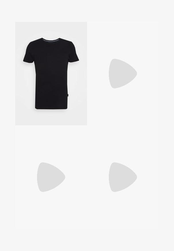 Lindbergh T-Shirt basic - black; Dunkelblaue Jeans aus Denim mit einer figurnahen Passform, fünf Taschen, einem Frontknopfverschluss und orangefarbenen Nähten.; Schwarzer Lederschuh mit Brogue-Details, rundem Zehenbereich und schlichten Schnürsenkeln, schwebend über einem blauen, strukturierten Teppich in einer modernen Umgebung.; Schwarzer Ledergürtel mit rechteckiger Metallschnalle, glatter Oberfläche und geprägt Logo. Das Design ist schlicht und funktional.