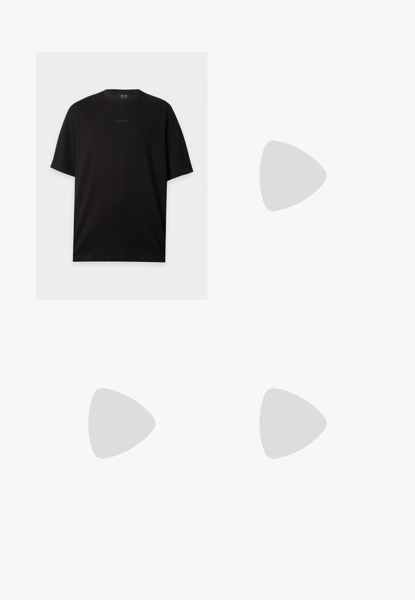 Sort T-shirt med korte ærmer og rund hals med lille centreret Armani Exchange-logo på brystet.; Lyseblå denimjeans med lige ben, med knaplukning, fem lommer og let falmning i stoffet.; Sorte lædersneakers med en glat overflade, rund tå og snørebåndslukning. Har en tyk gummisål og minimal branddetalje.; Sort rektangulær crossbody-taske med lynlåslomme foran, justerbar rem og lille metallogo øverst i midten.