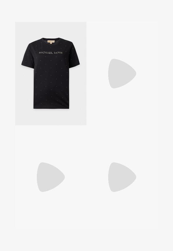 Zwart T-shirt met korte mouwen, kleine gouden stippen en "MICHAEL KORS" gedrukt in metallic letters over de borst.; Zwarte, op maat gemaakte short met hoge taille, met riemlussen, voorplooien en een licht uitlopende zoom tegen een effen lichte achtergrond.; Slingback schoen met een bruine gestreepte stoffen bovenkant en een zwarte leren neus. Heeft een kleine blokhak en een gespstrap.; Olijfgroene Michael Kors-handtas met gouden kettingschouderband, gebogen bovenkant en klein goud logo aan de voorkant, getoond tegen een witte achtergrond.