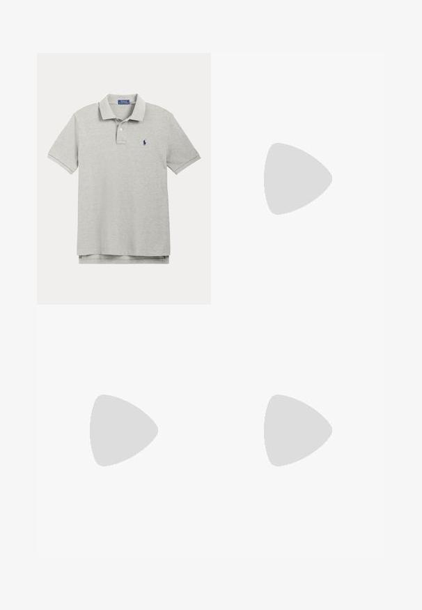 Sivá polo košeľa z bavlny s klasickým golierom, krátkymi rukávmi a malým modrým logom na ľavej strane hrude.; Biele slim fit džínsy s piatimi vreckami, zapínaním na gombíky a opaskovými pútkami, položené na rovnej svetlej jednofarebnej podložke.; Biele plátenné tenisky s nízkym strihom, ktoré majú béžový opasok na päte a malé vyšívané logo na boku. Gumová podrážka.; Prepletený svetlohnedý látkový opasok so striebornou metalovou prackou a hnedými koženými akcentmi, vrátane zašitého loga na konci.