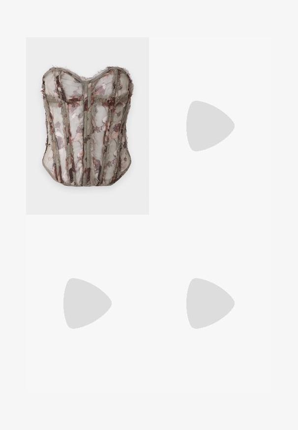 Blomsterpræget transparent korset i afdæmpet olivengrøn med strukturerede paneler og rå kanter, en sweetheart-udskæring og detaljeret syning.; Leopardprint nederdel i brune og sorte nuancer, med et flydende design og en subtil flæsekant, fremstillet af et let og blødt stof.; Brun spids højhælet sko med slanke ankelremme og en lille spænde på en lys baggrund.; Mørkebrun læder skuldertaske med en blød, afslappet form og et snoet knudehåndtag på en ensartet hvid baggrund.