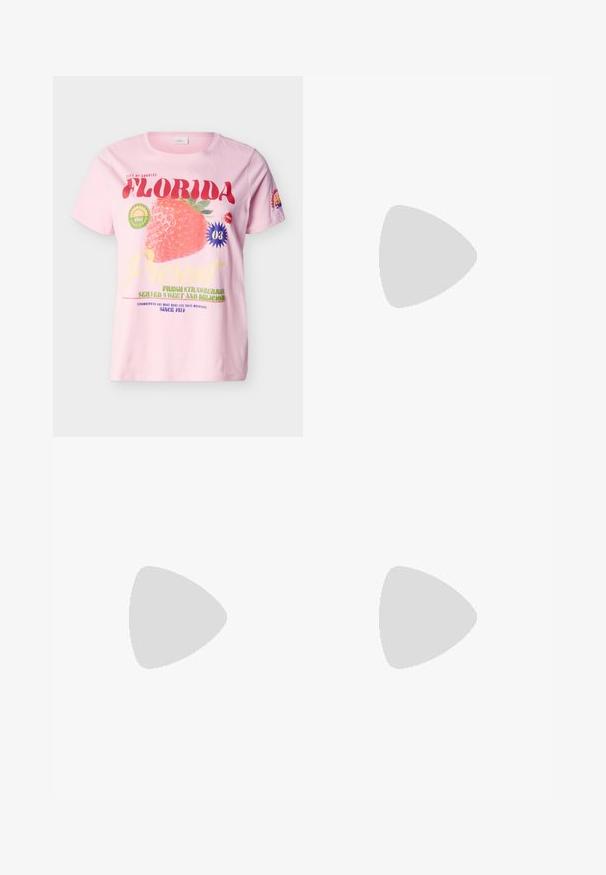 Hellrosa T-Shirt mit großem Erdbeer-Design und Text: "Florida", "Frische Erdbeeren, süß und lecker serviert" und "Seit 1974".; Mintgrüner Jeansrock mit Knopfverschluss, zwei Vorderaschen und ausgestelltem Design. Strukturierter Stoff mit sichtbaren Nähdetails.; Schwarze Wildleder-High-Heelsandalen mit spitzem Zehenbereich, Knöchelriemen und dekorativen Nietenverzierungen an den Riemen.; Kleine rechteckige silberne Metalltasche mit Kettenriemen, die auf einer hellen Oberfläche liegt, geschlossene Klappe zeigt nach vorne.