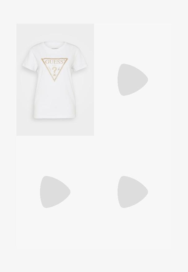 Guess TRIANGLE - T-shirts print - pure white; Mørkeblå bredbenede jeans med høj talje, der har knapdetaljer på siderne og en glat denimtekstur.; Sort læderhøjhælet sko med spids tå og tynd ankelrem fastgjort med en lille spænde.; Sort håndtaske med struktureret finish, buet silhuet, dobbelt skulderrem af læder og kæde, med guldfarvet logoaccent.
