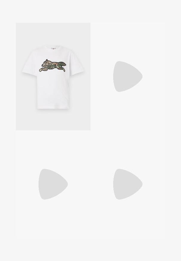 Icecream CAMO RUNNING DOG WOODLAND - T-shirt print - white; Zwarte slim-fit jeans met knoop- en ritssluiting, voor- en achterzakken, weergegeven op een effen lichte achtergrond.; Witte leren sneaker met een afgeronde neus, platte zool en veters aan de voorkant. Voorzien van stikseldetails en een gevoerde kraag voor comfort.; Shopper met camouflagepatroon gemaakt van gestructureerde stof met twee handvatten. Voorzien van een opvallend wit logo aan één kant.