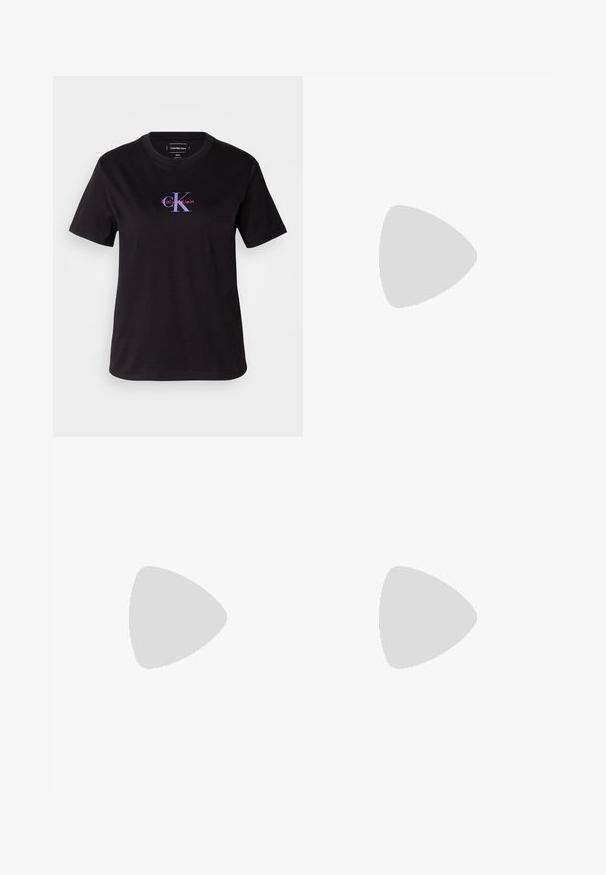 Camiseta de algodón negra con cuello redondo. Presenta un logo frontal en púrpura y rojo. Mangas cortas con un corte relajado.; Vaqueros de pierna ancha azul claro confeccionados en denim, con un diseño clásico de cinco bolsillos y una sutil textura deslavada. La costura del denim es visible.; Zapatillas deportivas de un rosa claro con una parte superior de ante texturizado, que presentan una suela blanca y un branding sutil, combinadas con jeans de mezclilla azul oscuro.; Bolso rectangular negro de Calvin Klein con una única correa superior, dije con el logo plateado y un pequeño cierre de solapa en la parte frontal.