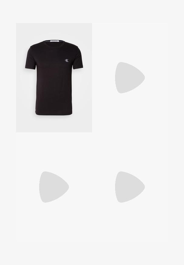 Schwarzes T-Shirt mit kurzen Ärmeln und Rundhalsausschnitt mit kleinem weißen "cK" Logo auf der linken Brust und Calvin Klein Jeans Label innen im Kragen.; Schwarze Jeans aus Denim mit schmaler Passform, fünf Taschen und Knopfverschluss. Mit einem subtilen Verblassen und Nähakzenten an den Taschen.; Schwarze Wildleder-Stiefeletten mit runder Zehenpartie, Schnürdesign, schwarzem Gummisohle und einem Zugband an der Rückseite für einfaches An- und Ausziehen.; Schwarze Umhängetasche mit einem karierten Muster, gefertigt aus strukturiertem Stoff. Verfügt über eine Vordertasche und ein Logo-Detail. Verstellbarer Gurt inklusive.