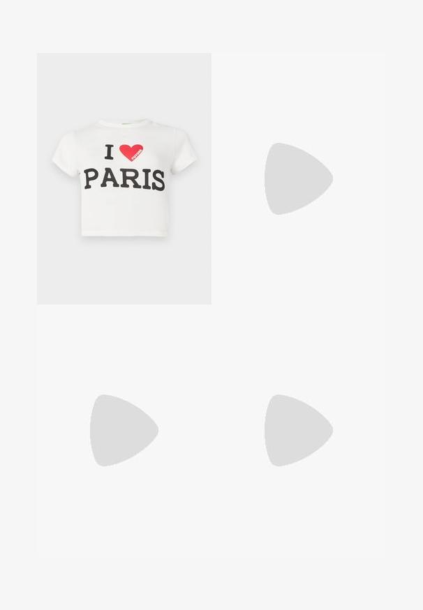 Valkoinen puuvillainen lyhyt t-paita, jossa on lyhyet hihat ja paksulla mustalla tekstillä "I LOVE PARIS" sekä punainen sydän, ja sana "FUTURE" punaisena.; Mustat farkkushortsit, joissa on käännetyt lahkeet, viiden taskun malli ja nappikiinnitys vyötäröllä. Sileä tekstuuri, rento istuvuus.; Musta litteä sandaali nilkkaremmin, varvastangon ja hopeanvärisen soljen kanssa sileällä pohjalla, kuvattuna sivulta valkoisella taustalla.; Musta nahkainen kudottu olkalaukku, jossa on pyöreä kahva ja kuun muotoinen runko tasaisella taustalla.