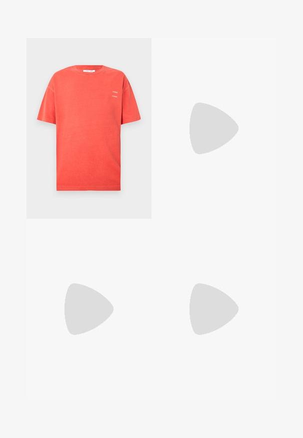 Koraalrode katoenen T-shirt met korte mouwen, een ronde hals, een losse pasvorm en een klein wit "SAMSØE"-logo dat tweemaal op de linkerborst is gedrukt.; Witte denim shorts voor heren met knopen en ritssluiting aan de voorkant, riemlussen en twee voorzakken op een effen achtergrond.; Zwarte flip-flop met textuur in de bandjes, platte zool en gekartelde rand. Gemaakt van rubber met een gladde afwerking en minimalistisch ontwerp.; Zwarte canvas tas met twee schouderbanden en een subtiel, ingebosseleerd cirkelvormig ontwerp aan de voorkant.
