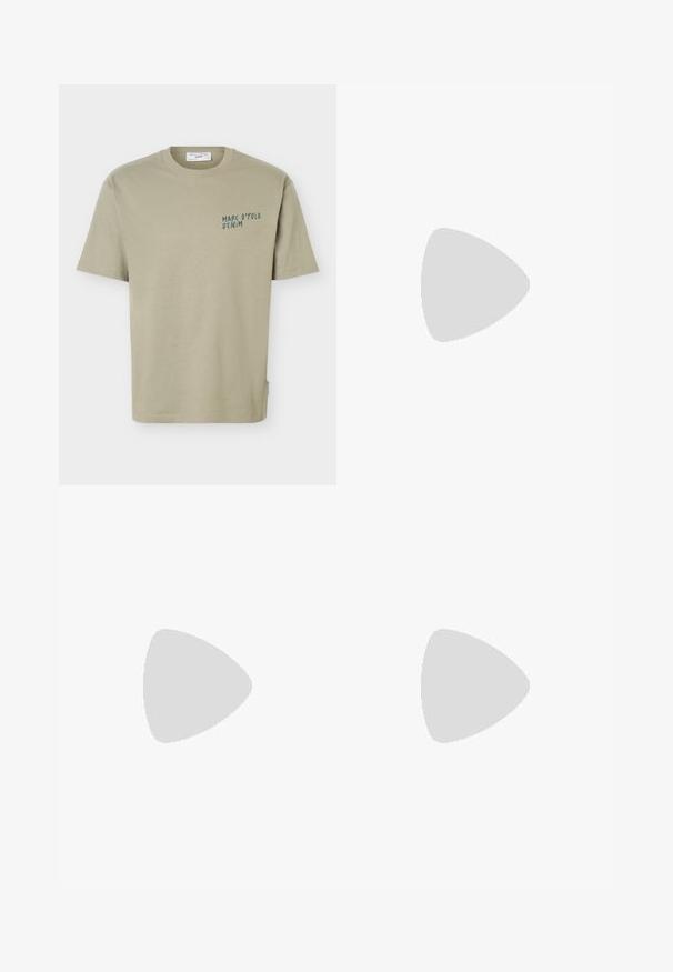 T-shirt beige à manches courtes col rond avec un petit texte "Marc O'Polo Denim" imprimé sur la poitrine gauche.; Jean en denim bleu foncé avec ceinture élastique et cordon noir et blanc, coupe droite, avec poches avant.; Mocassins en cuir noir avec un bout arrondi, présentant une sangle décorative et une semelle en caoutchouc épaisse avec de profonds crampons pour une meilleure adhérence.; Ceinture en cuir noir avec une boucle en métal noir mat, présentant une texture lisse et un design simple. Longueur réglable avec une extrémité effilée.