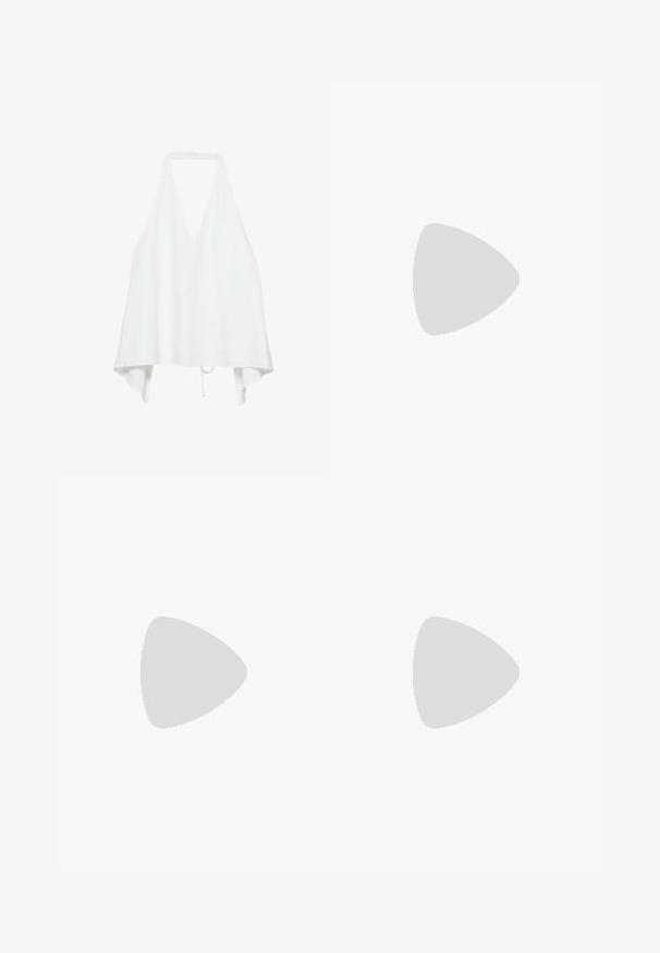 Hvid ærmeløs halter-top med dyb V-hals og løs, asymmetrisk kant, fastgjort ved halsen og med bånd i taljen.; Sorte bukser med brede ben, elastisk talje og snøre foran, lavet af let stof.; Sorte patentlæder sandaler med to justerbare stropper, korksål og gummisål, der har en glat tekstur og et minimalistisk design.; Slanke sorte ovale solbriller med mørke linser og lige arme, hvilende på en hvid overflade.