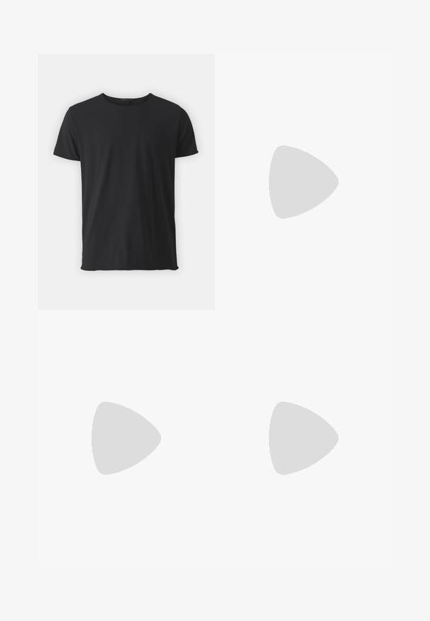 Sort kortærmet t-shirt lavet af blødt bomuld, med en klassisk rund halsudskæring og en glat tekstur, samt en lige pasform.; Sorte bukser lavet af glat stof, med lige snit, to forlommer og lynlås med knaplukning.; Sort læder herre loafer med moc-tå syning, penny strop, struktureret krave og lav stablet hæl på hvid baggrund.; Sorte solbriller med rektangulære linser, mat finish, tykke stel og slanke arme med en subtil brandingdetalje.